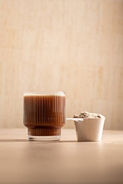 Ölçüm kepçesinde protein tozu. Beslenme ve gıda takviyesi