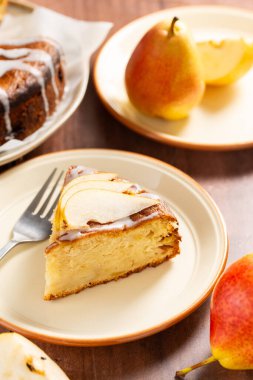 Armutlu turta. Ev yapımı kek. Tabakta meyveli tatlı.