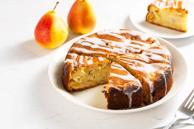 Armutlu turta. Ev yapımı kek. Tabakta meyveli tatlı.