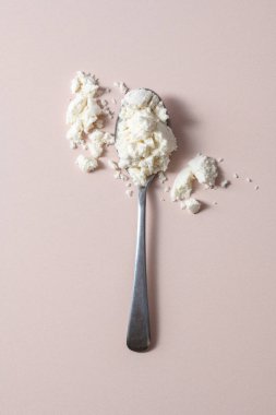 Kolajen protein tozu kaşıkta. Üst görünüm