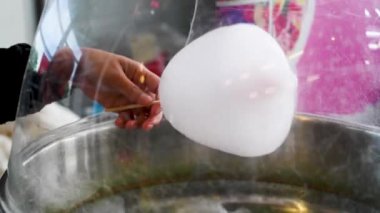 Pamuk şekeri pamuk ipliğine sarmak bambu çubukla 