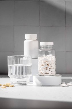 Beyaz ilaç şişeleri. Sağlıklı gıda takviyeleri, vitaminler ve ilaçlar.