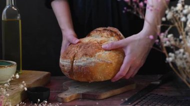 Esnaf mayalı sağlıklı ekmek, ev yapımı, karanlık ve karamsar.