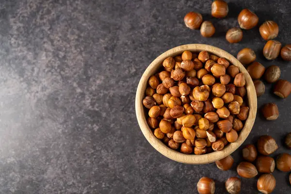 Tahta kasede fındıklar, üst manzara..