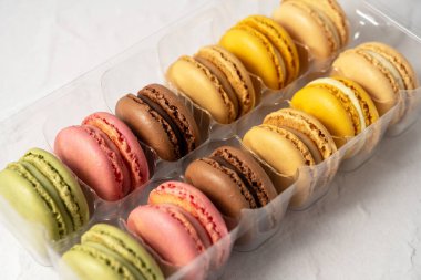 Makarnalar plastik ambalajda renkli kurabiyeler. Tatlı tatlı