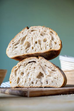 Ekşi hamurlu ev ekmeği, ikiye bölünmüş.