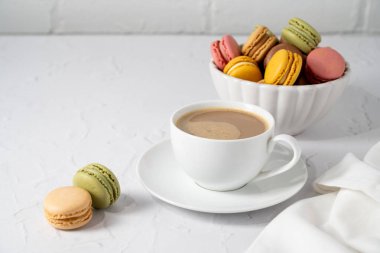 Makarna kurabiyeleri, bir fincan kahve, bir tabak dolusu Fransız kurabiyesi. Tatlı tatlı.