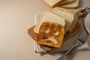 Glüten alerjisi, üzgün suratlı bir dilim ekmek. Boşluğu kopyala.