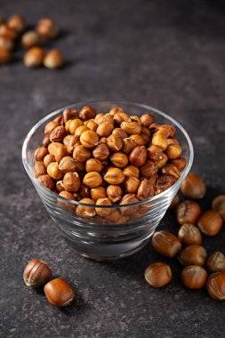 Cam kasede fındıklar, koyu arka plan..