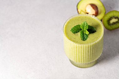 Yeşil smoothie. Bir bardak yeşil avokado, kivi detoks smoothie.