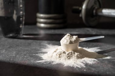 Amino asit takviyesi, ölçü kepçesinde kreatin tozu, spor beslenmesi..