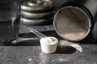 Amino asit takviyesi, ölçü kepçesinde kreatin tozu, spor beslenmesi..