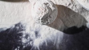 Amino asit takviyesi, ölçü kepçesinde kreatin tozu, spor beslenmesi..