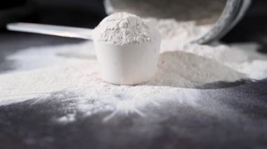 Amino asit takviyesi, ölçü kepçesinde kreatin tozu, spor beslenmesi..