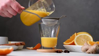 Bardakta bağışıklık güçlendirici içecek. Zencefil, portakal, zerdeçal, sağlıklı meyve suyu..