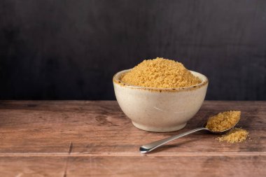 Bir kasede açık kahverengi granüllü şeker