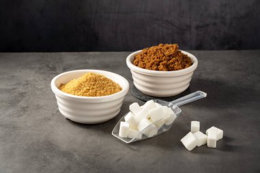  Farklı bir tür şeker. Açık kahverengi, koyu kahverengi ve beyaz şeker küpleri kaselerde