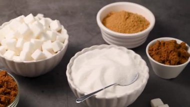  Farklı bir tür şeker. Açık kahverengi, koyu kahverengi ve beyaz şeker küpleri kaselerde