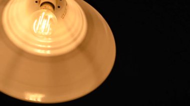 Karanlık bir odada ampul yanıyor. Elektrik faturalarını artırıyorum. 