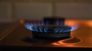 Doğal Benzin. Yüksek doğal gaz fiyatları. Mutfak gaz ocağından çıkan mavi gaz alevleri..