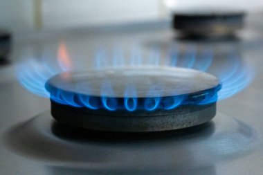 Doğal Benzin. Yüksek doğal gaz fiyatları. Mutfak gaz ocağından çıkan mavi gaz alevleri..