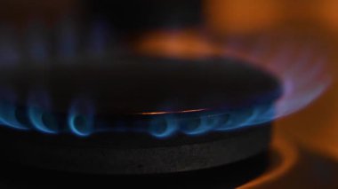 Doğal Benzin. Yüksek doğal gaz fiyatları. Mutfak gaz ocağından çıkan mavi gaz alevleri..
