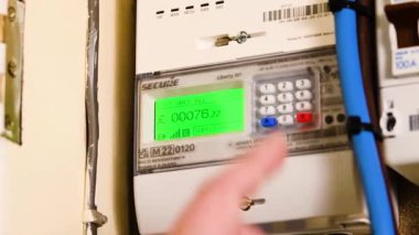 Corby, İngiltere, 1 Ocak 2025 doğalgaz ölçer evde, bir erkek işçi elektrik sayacı sayacından notlar alıyor. Elektrik faturalarının kullanımı için fiyat artıyor