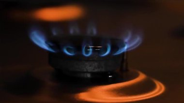 Doğal Benzin. Yüksek doğal gaz fiyatları. Mutfak gaz ocağından çıkan mavi gaz alevleri..