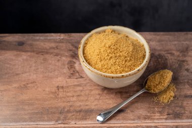 Açık kahverengi granüllü şeker bir kasede, boşluğu kopyala