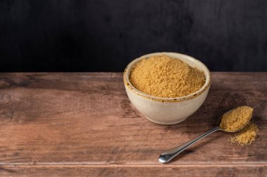 Açık kahverengi granüllü şeker bir kasede, boşluğu kopyala