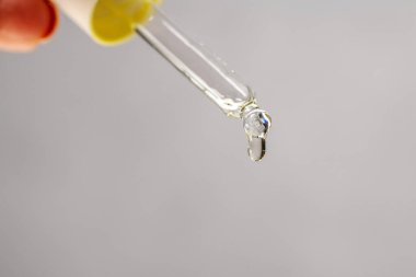 Gerekli yağ, yakın çekim pipeti. Cilt bakımı. Nemlendirici cilt bakımı ürünü