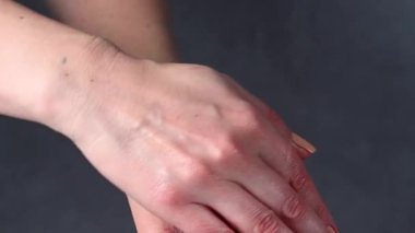 Kadın eli cilt bakımı. Kadın eli yakın çekim nemlendirici yağlar karışımı.