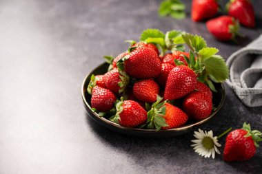 Olgun kırmızı çilekler. Kapat.