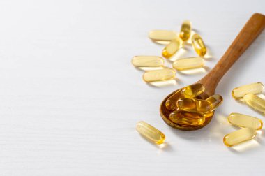 Omega 3, 6, 9 balık yağı kapsülü, beyaz zemin üzerinde izole edilmiş vitamin.