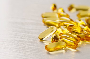 Omega 3, 6, 9 balık yağı kapsülü, beyaz zemin üzerinde izole edilmiş vitamin.