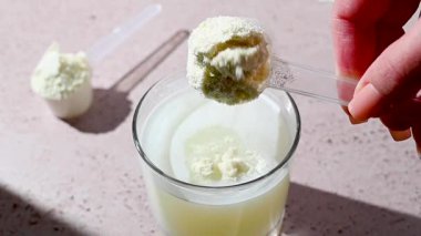 Bir kepçedeki protein tozu, kolajen, kreatin, gıda takviyesi..