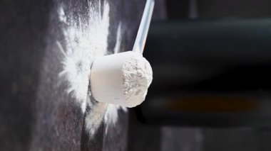 Amino asit takviyesi, ölçü kepçesinde kreatin tozu, spor beslenmesi..