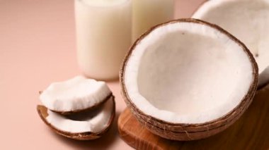 Taze hindistan cevizi ve hindistan cevizi sütü, günlük bitkisiz bitki tabanlı vegan sütü