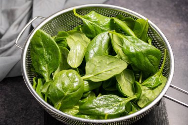 Taze ıspanak yeşili yapraklar. Sağlıklı yiyecekler. Salata yaprakları.