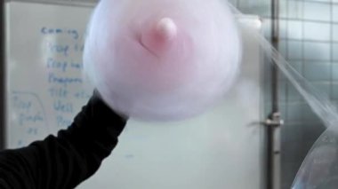 Corby, İngiltere, İngiltere - 31 Ağustos 2024: Pamuk şekeri çubukta bambu ile diş ipiyle sarmak 