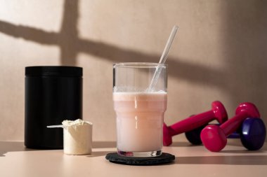 Çilekli pembe protein karışımı. Gıda desteği, fitness sporu, sağlık ve beslenme.
