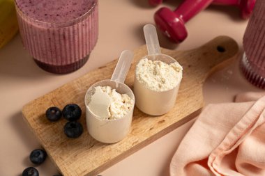 Kolajen kreatin ya da bardağa dökülen protein tozu. Gıda desteği, fitness sporu, sağlık ve beslenme