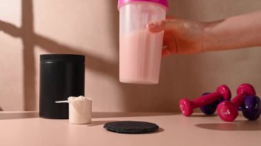 Çilekli protein karışımı. Gıda desteği, fitness sporu, sağlık ve beslenme