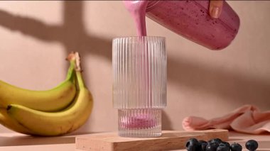 Bir bardağa muz böğürtlenli meyve püresi dolduruyorum.