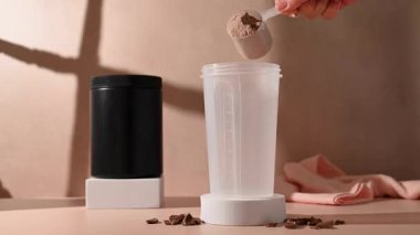 Çikolatalı protein tozu, tokalaşma yapıyor. Gıda desteği, fitness sporu, sağlık ve beslenme