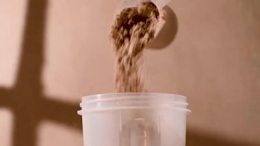 Çikolatalı protein tozu, tokalaşma yapıyor. Gıda desteği, fitness sporu, sağlık ve beslenme