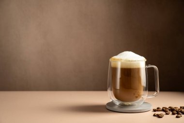 Süt köpüklü kahve fincanı ve hazır kahve..