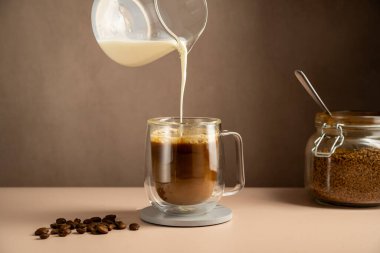 Bardaktan bir bardak kahve, hazır kahve..