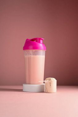 Pembe, çilek proteini, pembe karıştırıcı, gıda takviyesi konsepti..