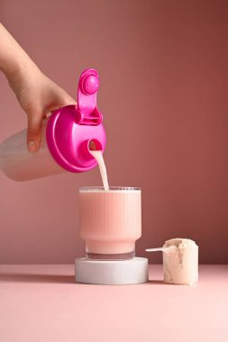 Protein içeceği. Bardakta çilek, pembe protein karışımı, gıda takviyesi konsepti..